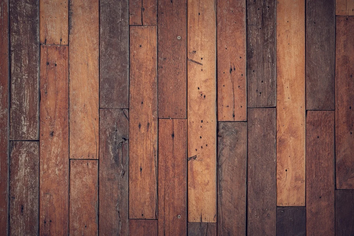 Rénover un vieux parquet en chêne sans ponceuse : 5 astuces faciles en 2026